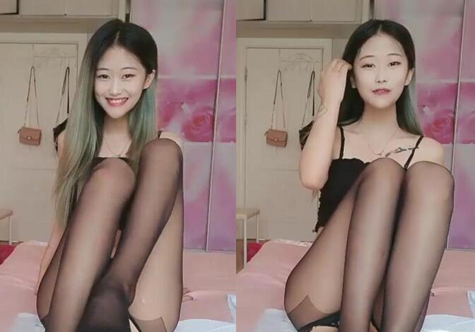 颜值不错苗条身材妹子性感开裆黑丝自慰 大黑牛头部插入两根一起玩摆弄姿势 高潮出白浆非常诱人